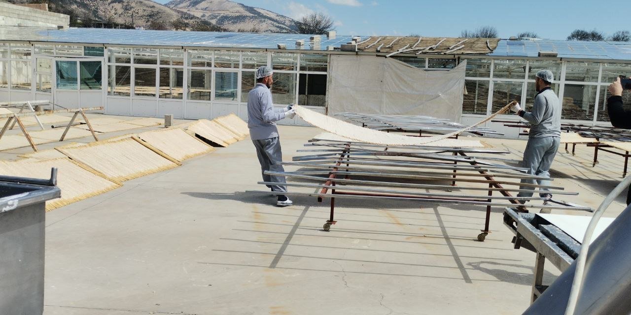 Deprem bölgesinde tarhana üretimi başladı
