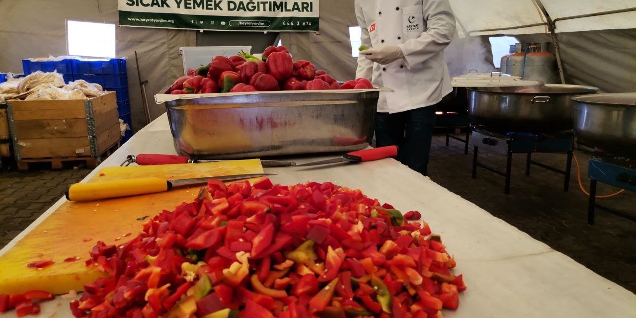 Hayrat İnsanı Yardım Vakfı depremzedeler için seferber oldu
