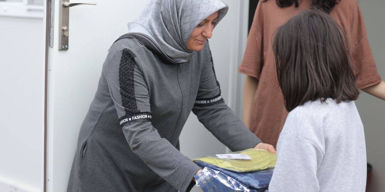 Bayram öncesi yetim çocukların yüzü güldürülüyor