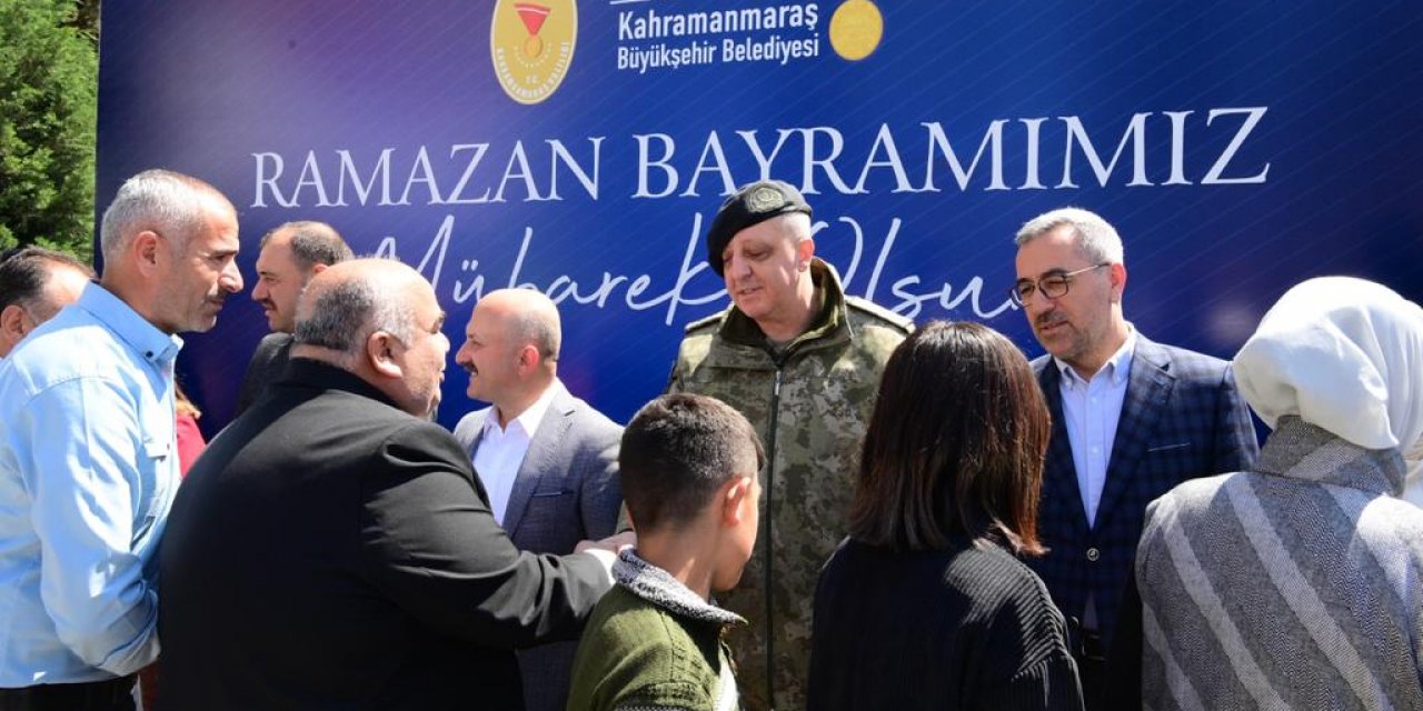 Başkan Güngör, Şehir Protokolü ve Vatandaşlarla Bayramlaştı