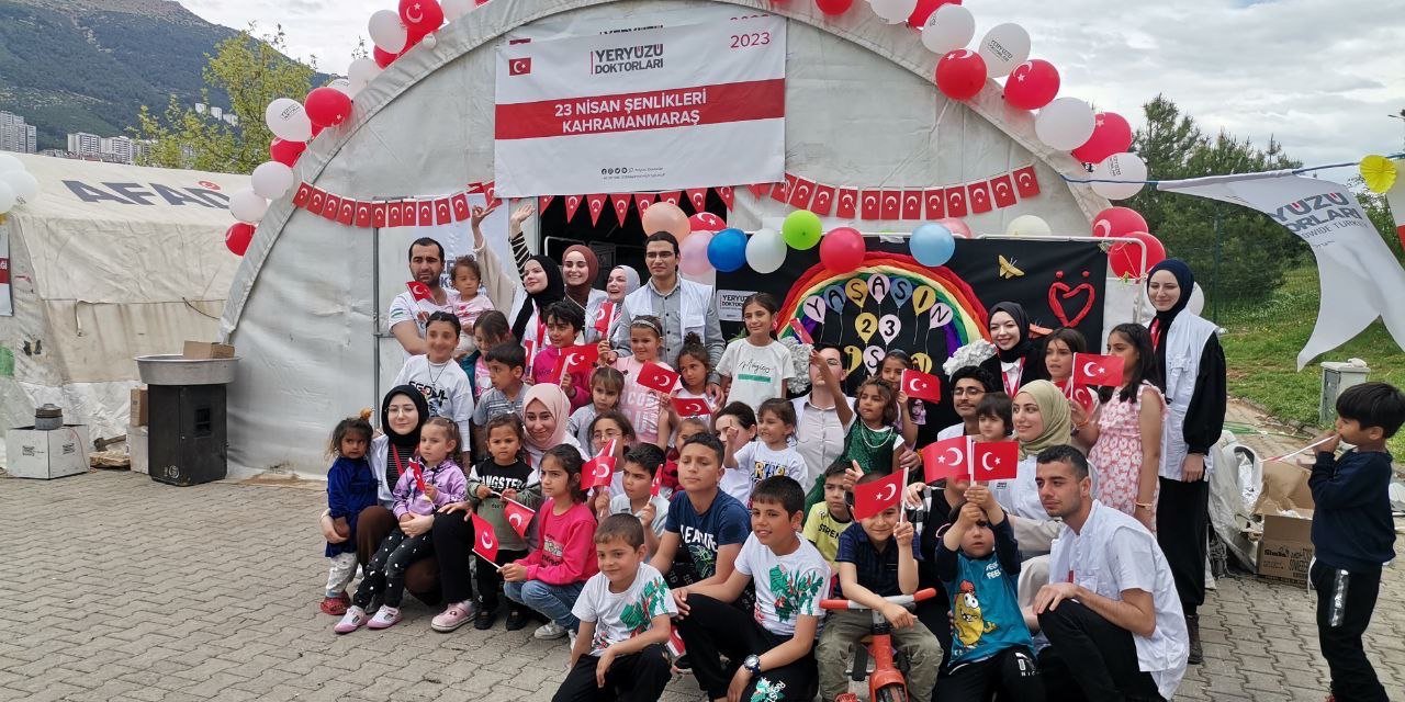 Deprem bölgesinde askerlerden çocuklara 23 Nisan sürprizi 