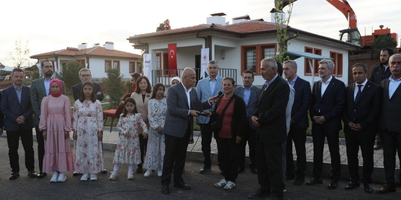 İlk Köy Evleri Hak Sahiplerine Teslim Edildi