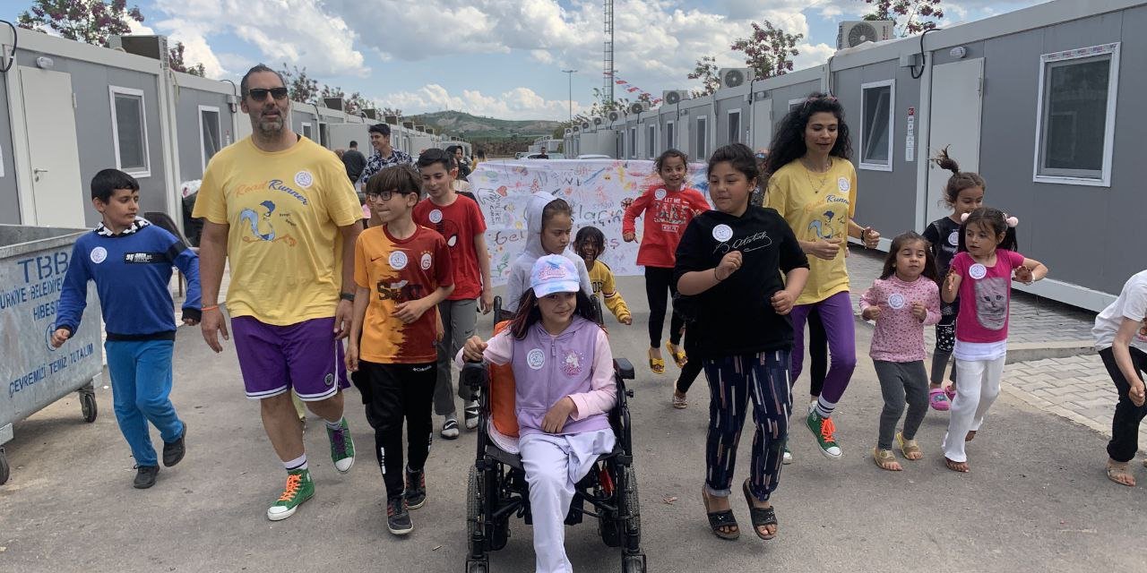 Kahramanmaraş’ta engelleri birlikte alıyorlar  