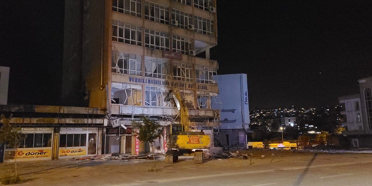 Kahramanmaraş eski maliye binasının yıkımı başladı 