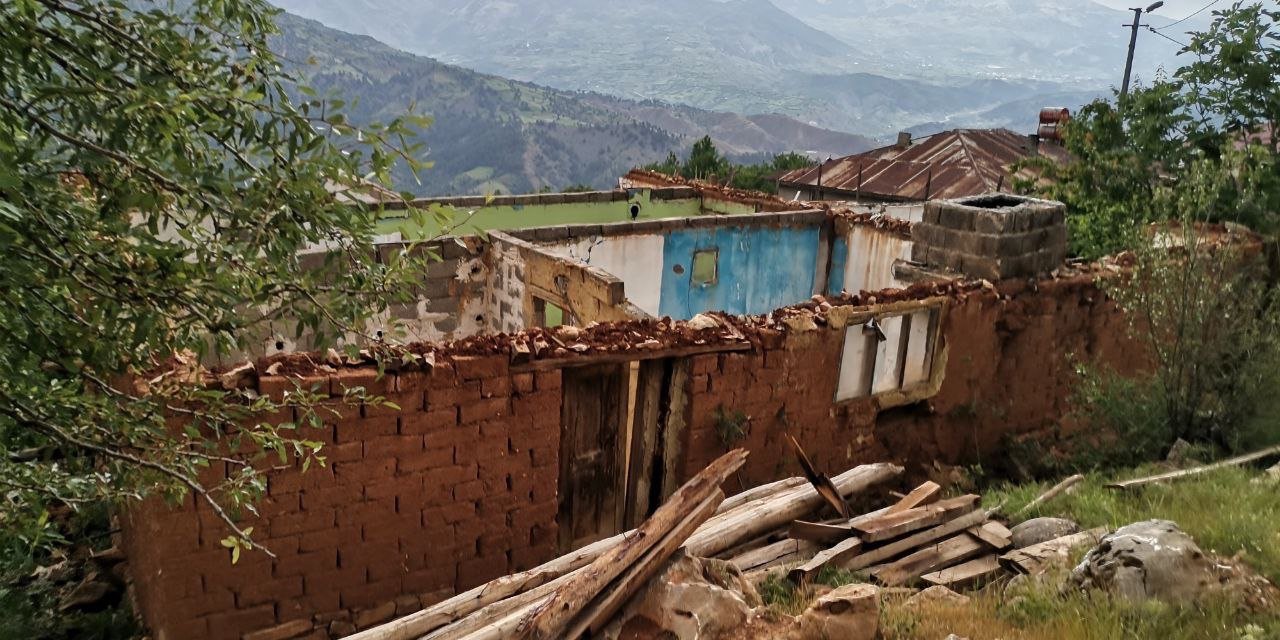 Deprem sonrası kayaların düştüğü mahalle koruma altına alındı 