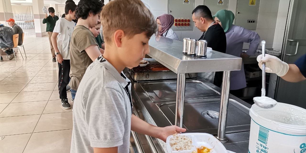 İnsan Vakfı 4 bin 500 depremzedeye yemek veriyor