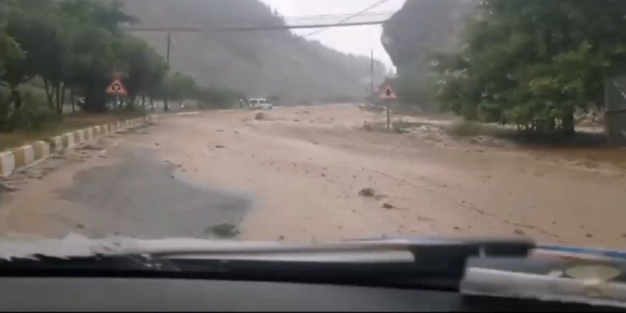 Andırın’da sağanak yağış nedeniyle dereler taştı