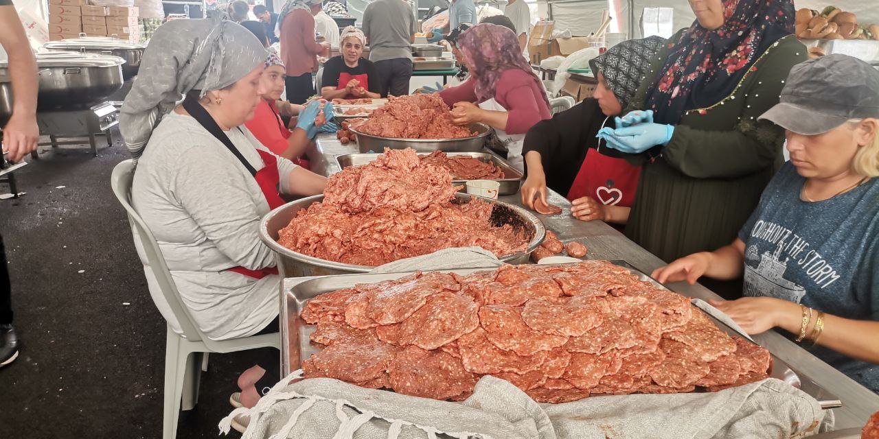 Depremde Babasını Kaybeden Kadınlar Babalar Günü İçin Kolları Sıvadı