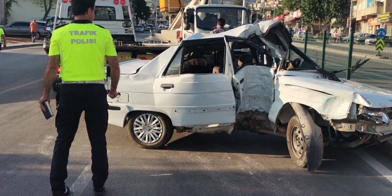 Kahramanmaraş’ta otomobil aydınlatma direğine çarptı: 3 yaralı