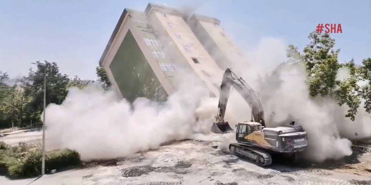 Kahramanmaraş’ta kontrollü yıkım sürüyor 