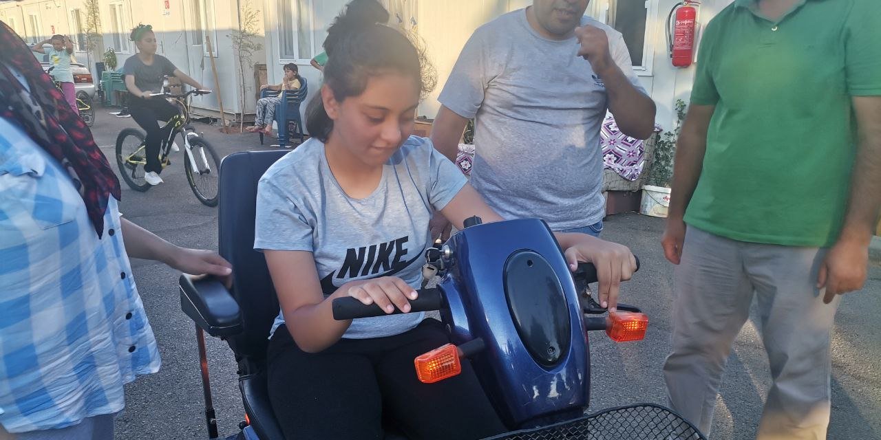 Gönülden Kalpler'den engelli depremzedeye akülü araç