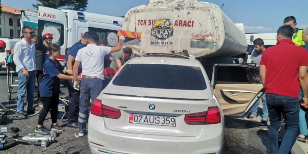 Kahramanmaraş’ta otomobil kamyona ok gibi saplandı 