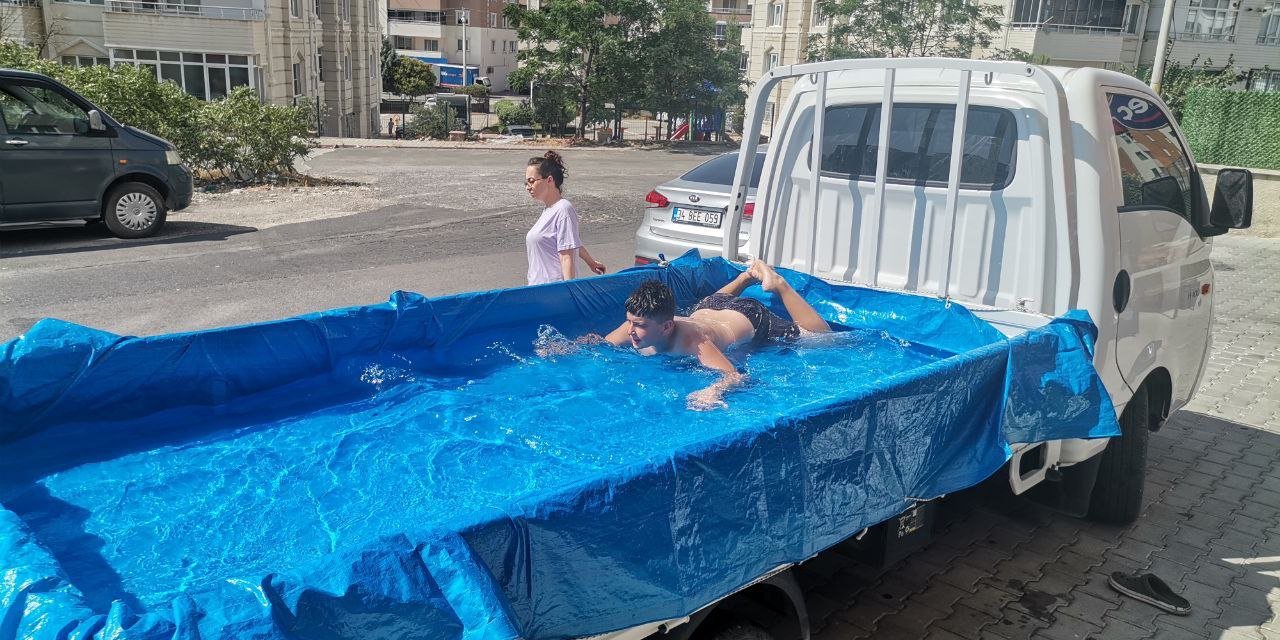 Kahramanmaraş’ta sıcaktan kavrulan çocuklar kamyonet kasasında serinliyor 
