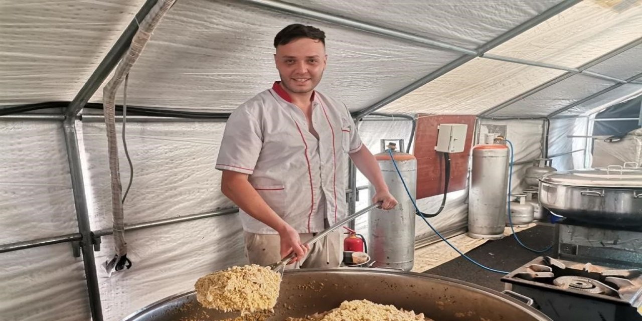 Mesai saatinde polis dışında depremzedeler için aşçı 