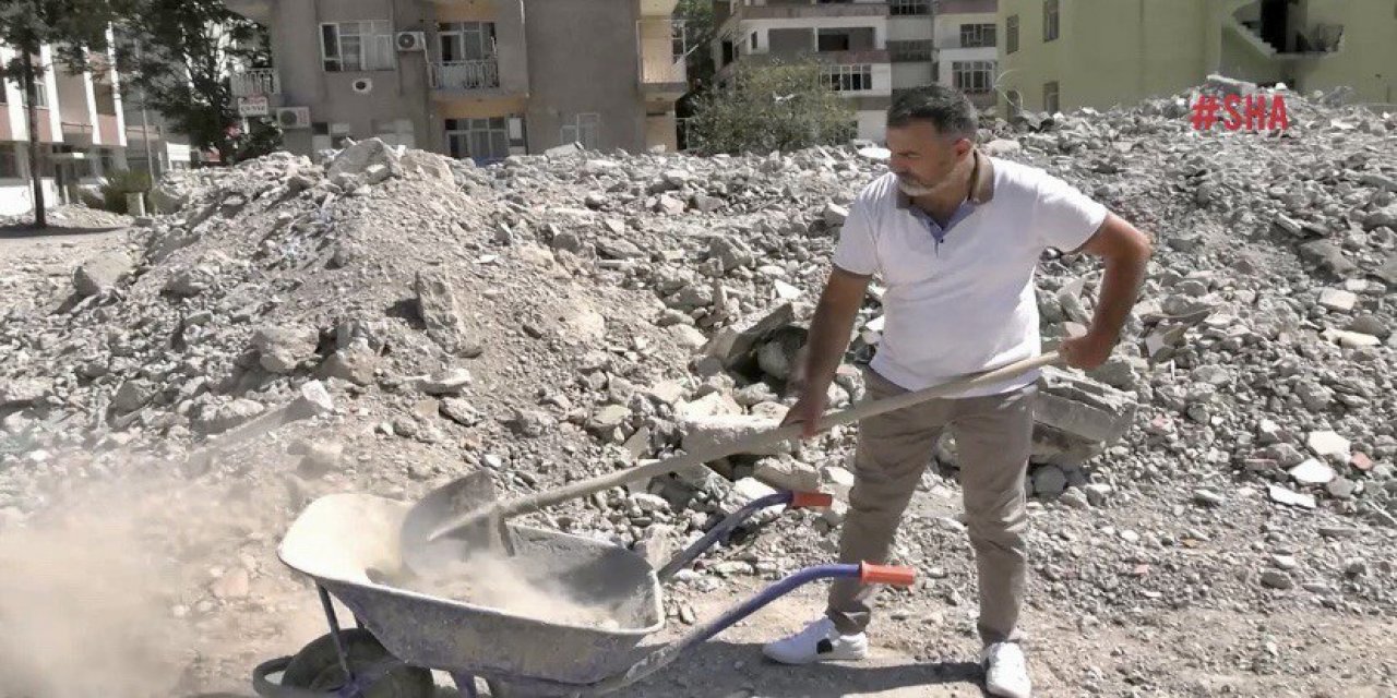 Haber spikeri mikrofonu bırakıp moloz taşıdı 