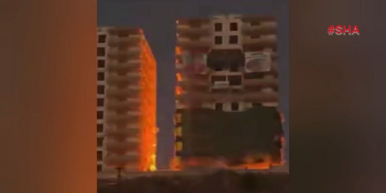 Kahramanmaraş’ta ağır hasarlı binalar patlatılarak yıkılıyor 