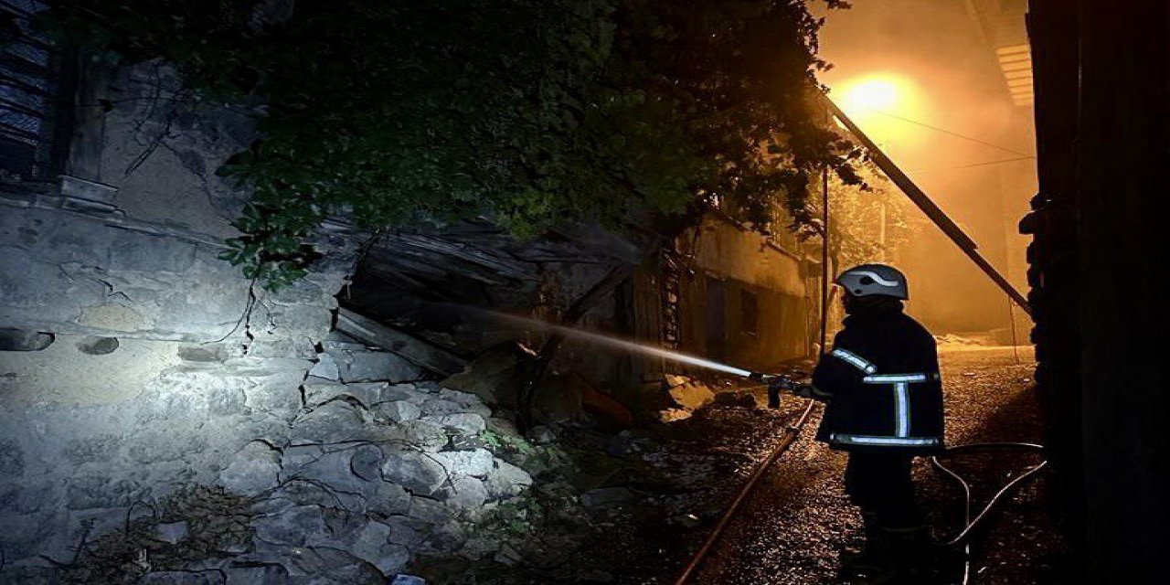 Kahramanmaraş’ta metruk bina yanarak kül oldu