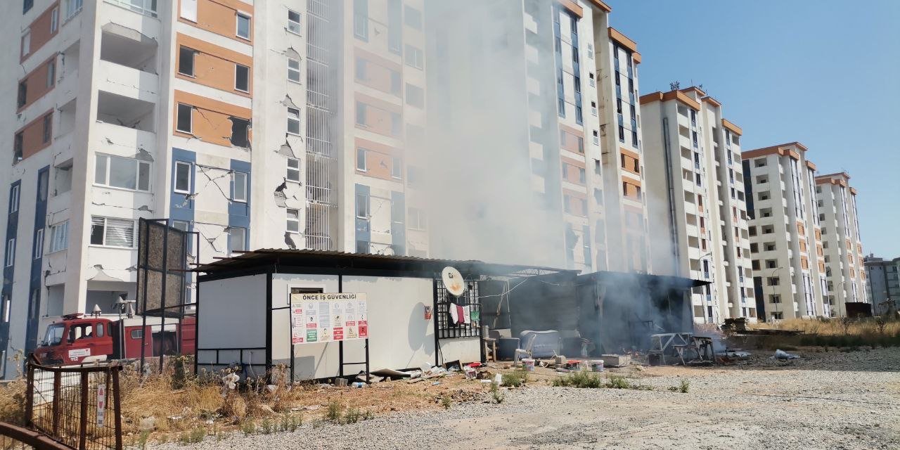 Bekçi kulübesi kül oldu