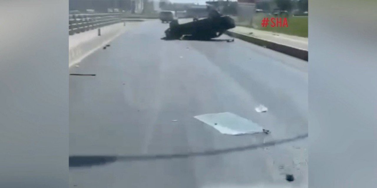 Kahramanmaraş’ta bariyerlere çarpan otomobil takla attı  