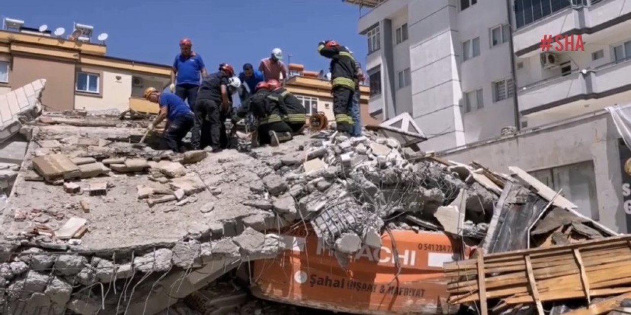 Ağır hasarlı bina operatörün üzerine çöktü