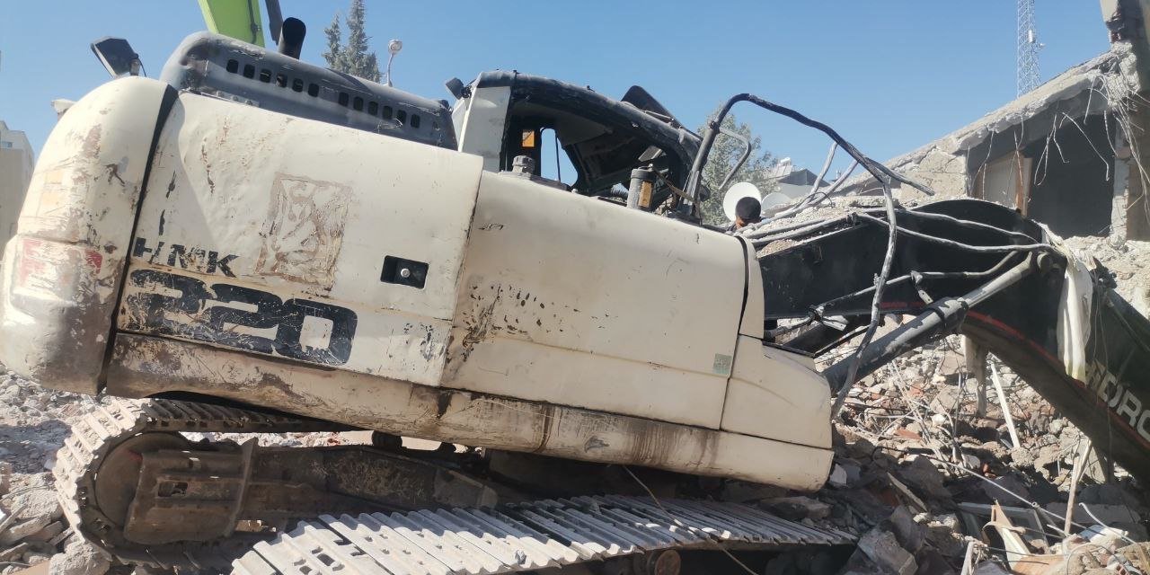 Kahramanmaraş’ta iş makinesi yıkım sırasında enkaz altında kaldı