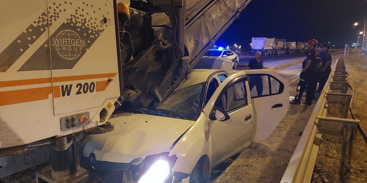 Otomobil asfalt makinesinin altına girdi: 1 ölü, 3'ü ağır 5 yaralı