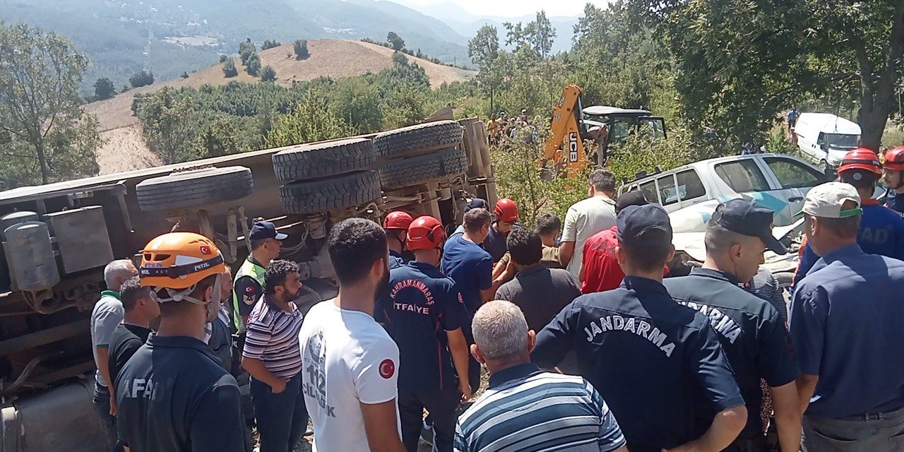 Kahramanmaraş’ın freni arızalanan kamyon cenaze namazı kılanlara çarptı ölü ve yaralılar var 