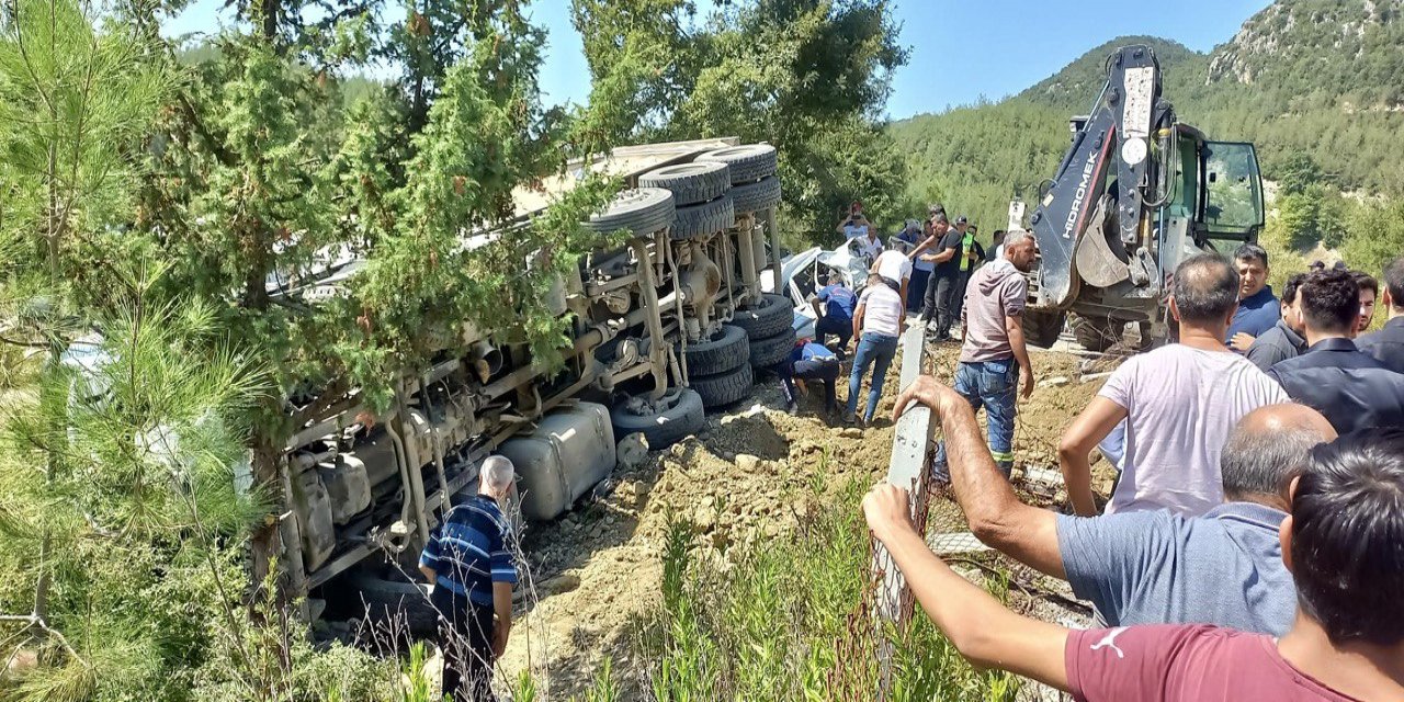 Andırın’da feci kaza: 4 ölü 1’i ağır 25 yaralı