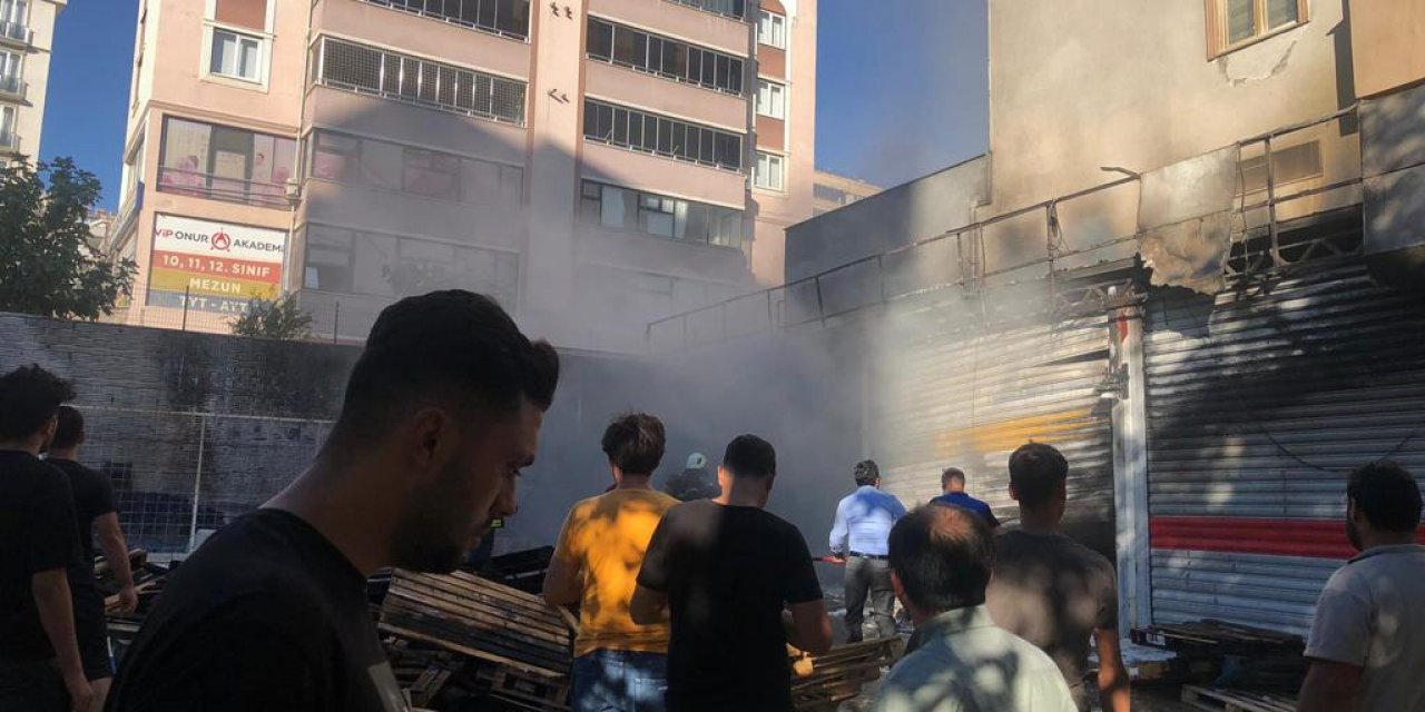 Kahramanmaraş’ta market deposunda yangın paniğe neden oldu 