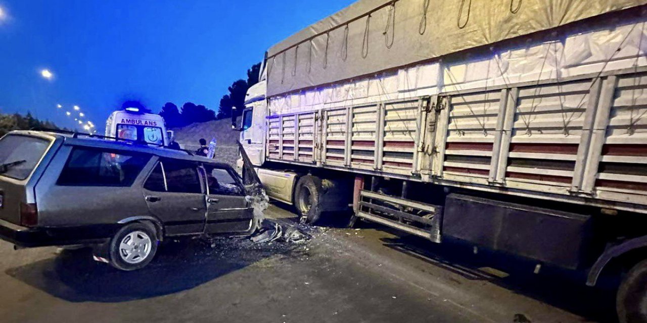 Kahramanmaraş’ta tırın altında kalan otomobil ezildi