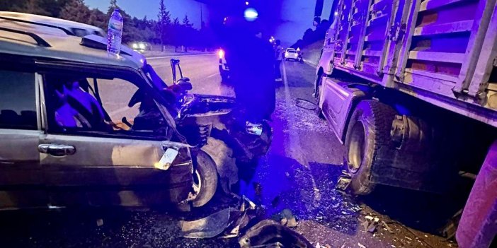Kahramanmaraş’ta tırın altında kalan otomobil ezildi