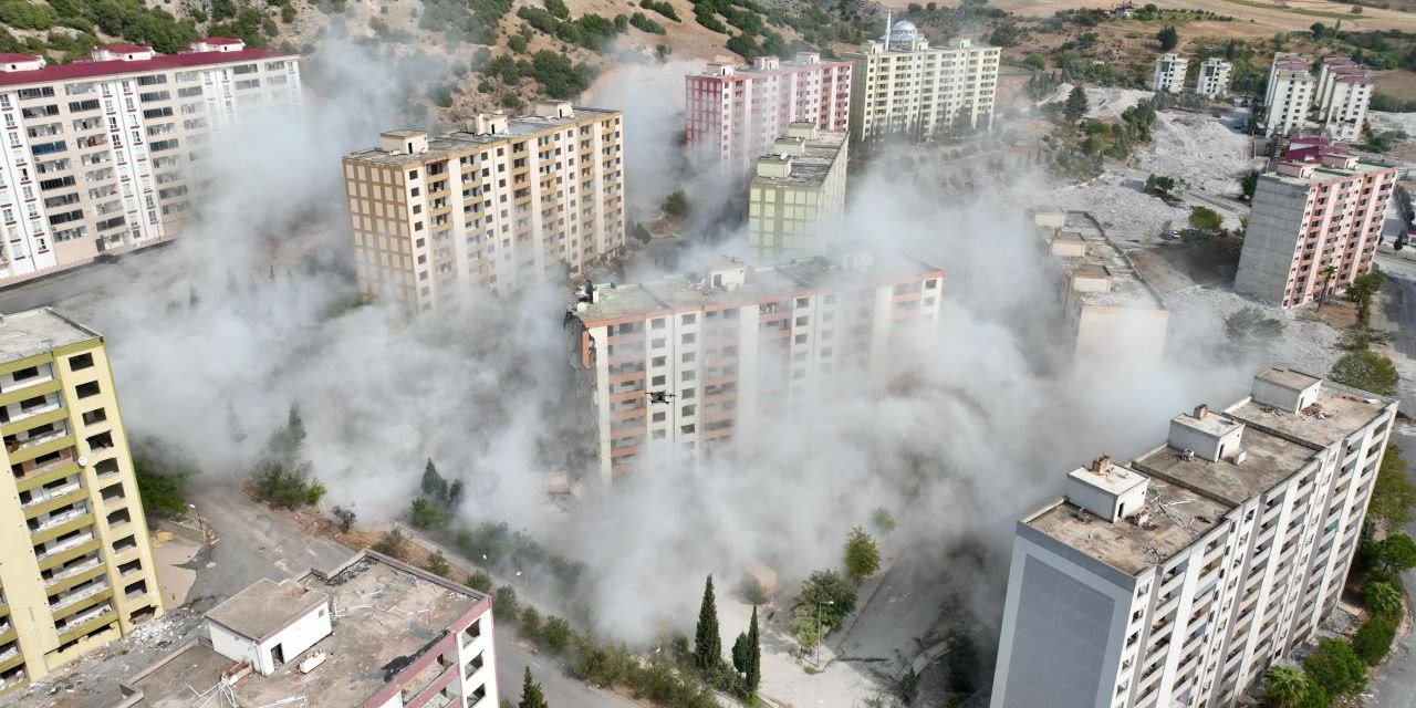 Depremlerde ayakta kalan binayı patlayıcı da yıkamadı   