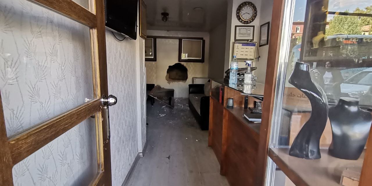 Camiye giden kuyumcunun işyeri soyuldu  