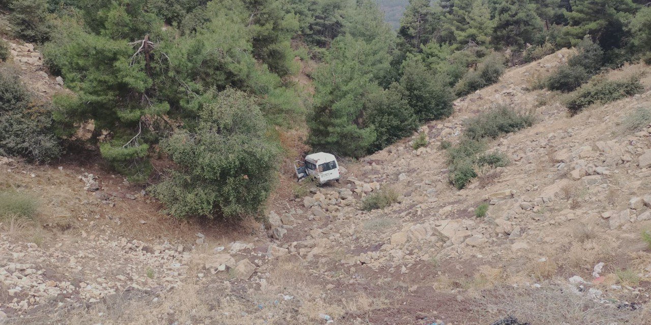 Kahramanmaraş’ta araç 40 metrelik uçuruma yuvarlandı: 3 yaralı