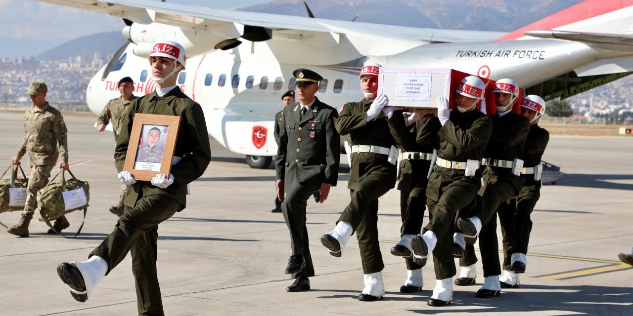 ​​​​​​​Kahramanmaraş şehidini karşıladı 