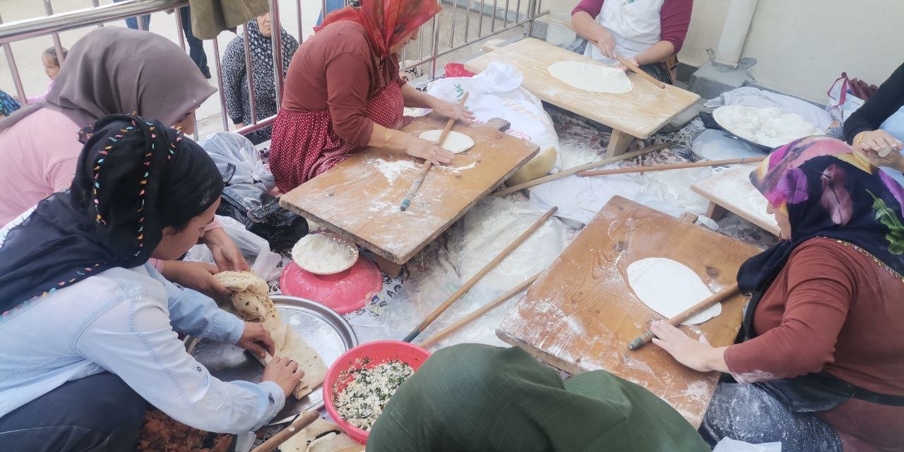 Kahramanmaraşlı depremzedeler Gazze için ekmek yaptı  