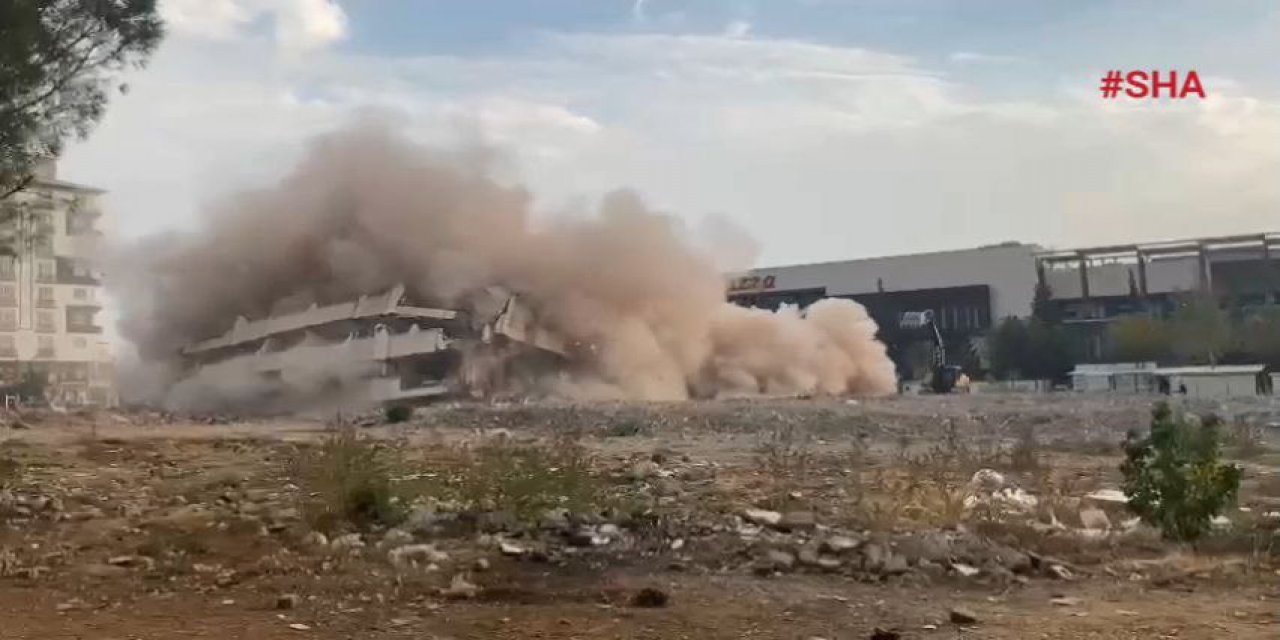 Kahramanmaraş’ta ağır hasarlı bina yıkıldı 