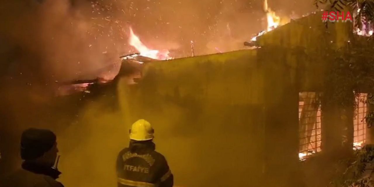 Kahramanmaraş’ta tarihi konak yangında kül oldu  