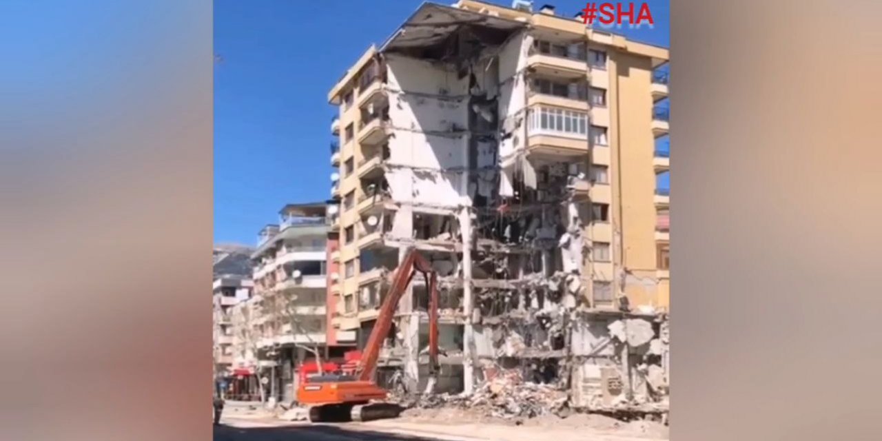 Ağır hasarlı bina, iş makinesinin üzerine devrildi 