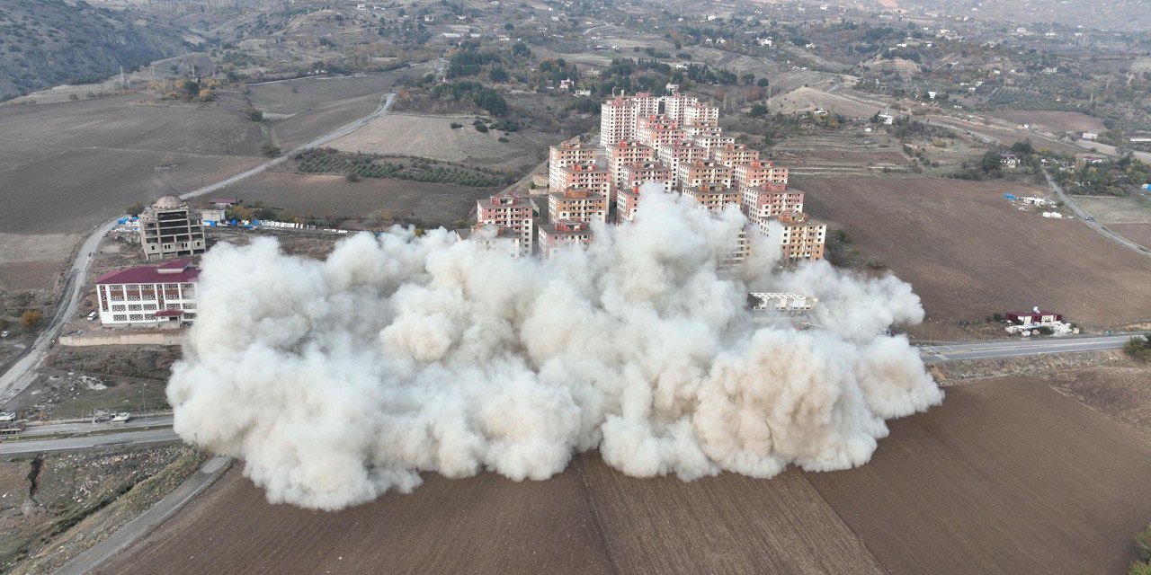 Kahramanmaraş Güneşevler Sitesi dinamitle patlatılarak yıkıldı 