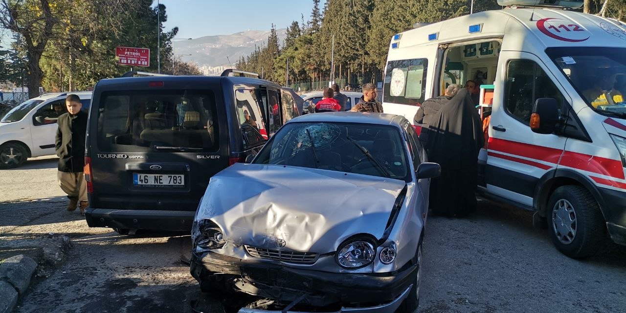 Kahramanmaraş’ta otomobil park halindeki araca çarptı: 2 yaralı 