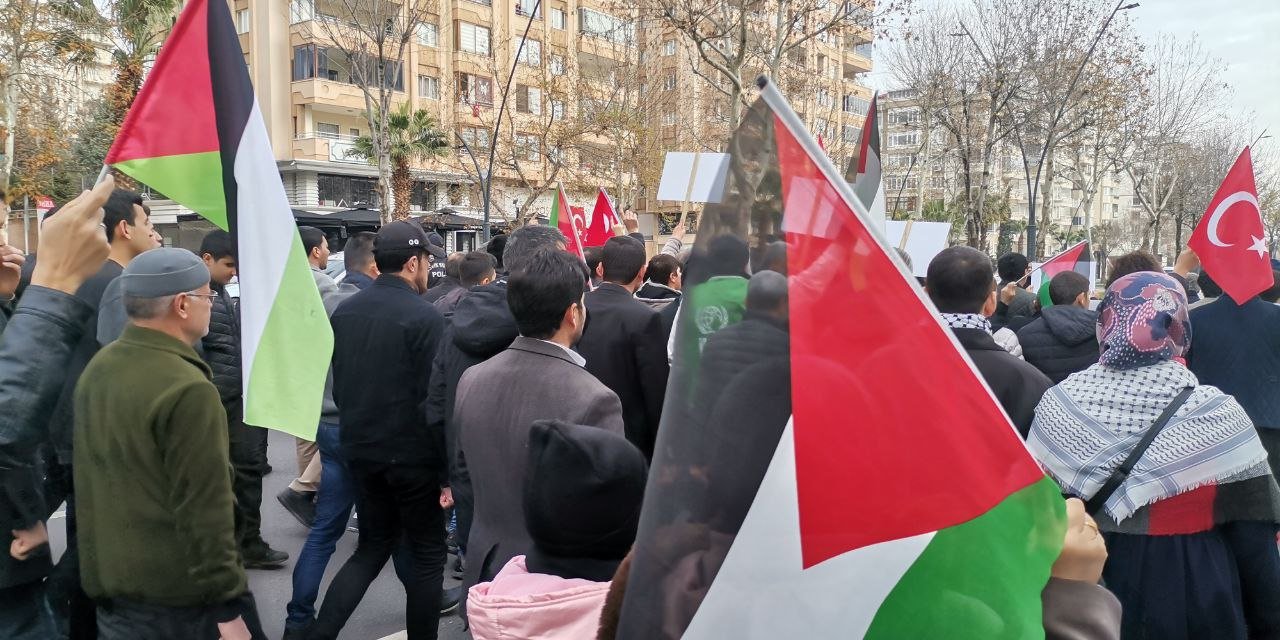 Kahramanmaraş Şehitler ve Filistin için yürüdü 