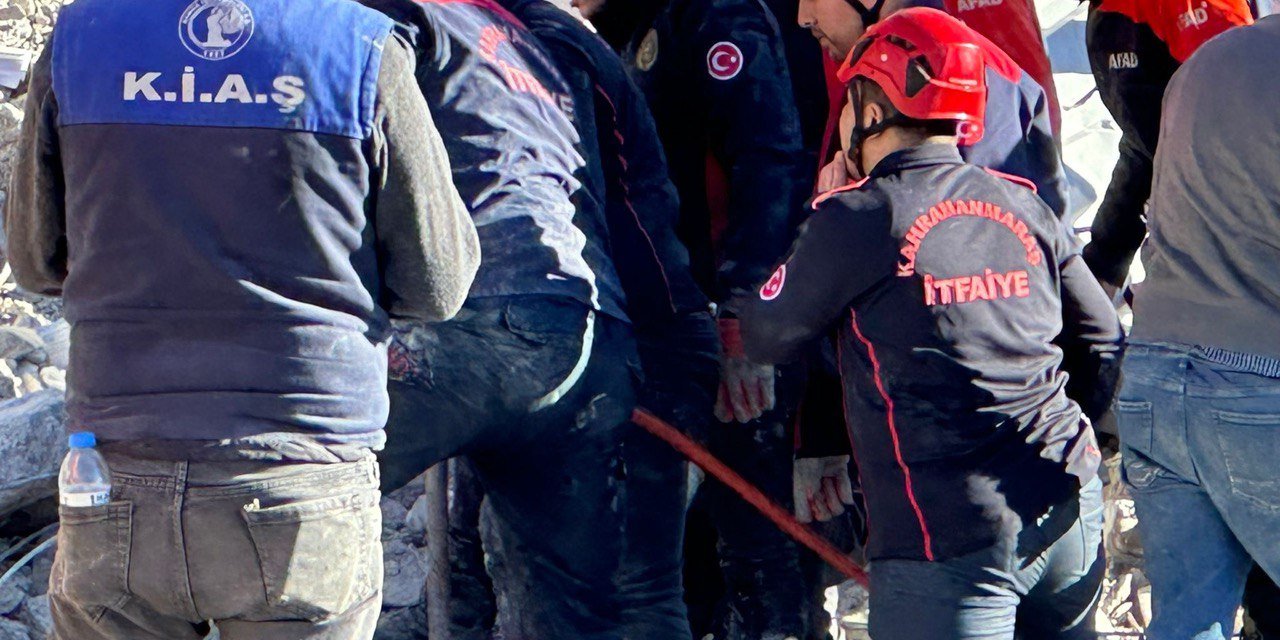 Kahramanmaraş’ta yıkım sırasında bina çöktü operatör enkazın altında kaldı 