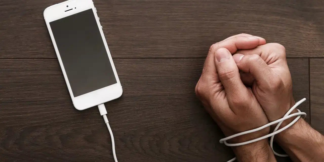Nomofobi: Cep telefonsuz yaşayamıyoruz!