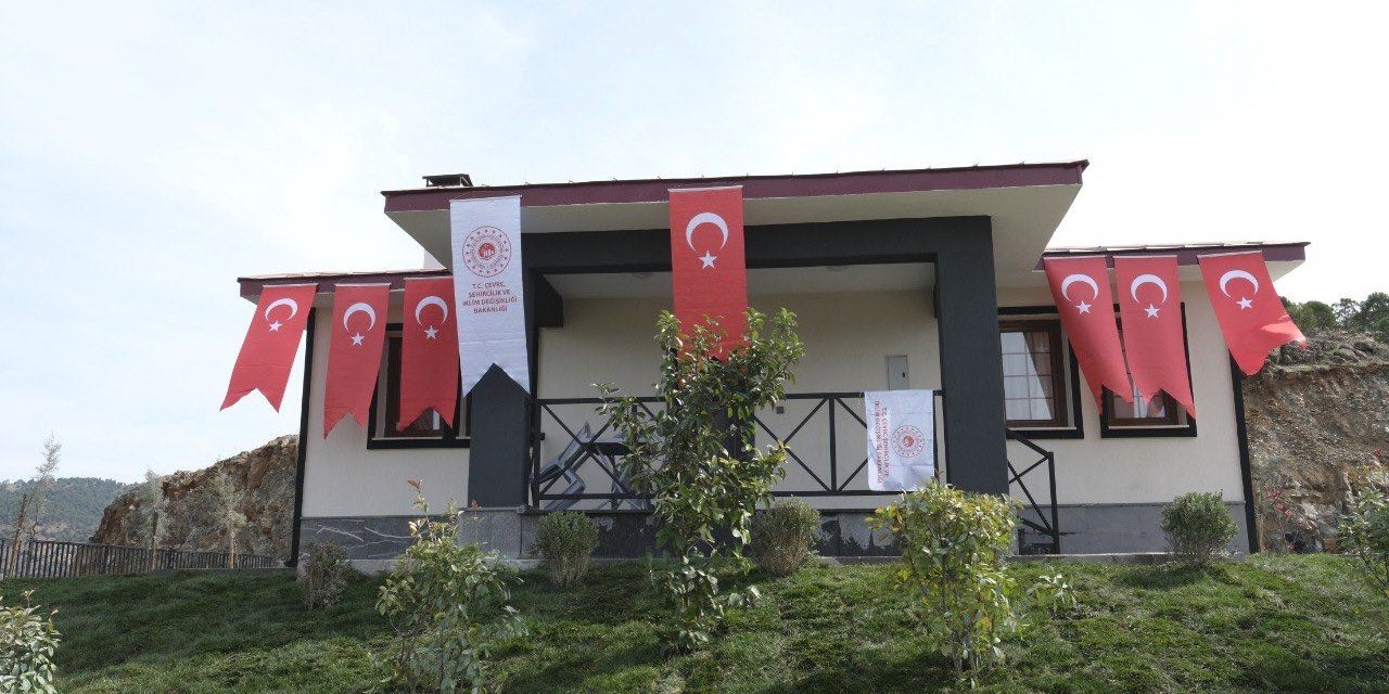 Şehit Müslüm Özdemir'in depremzede ailesine evi teslim edildi
