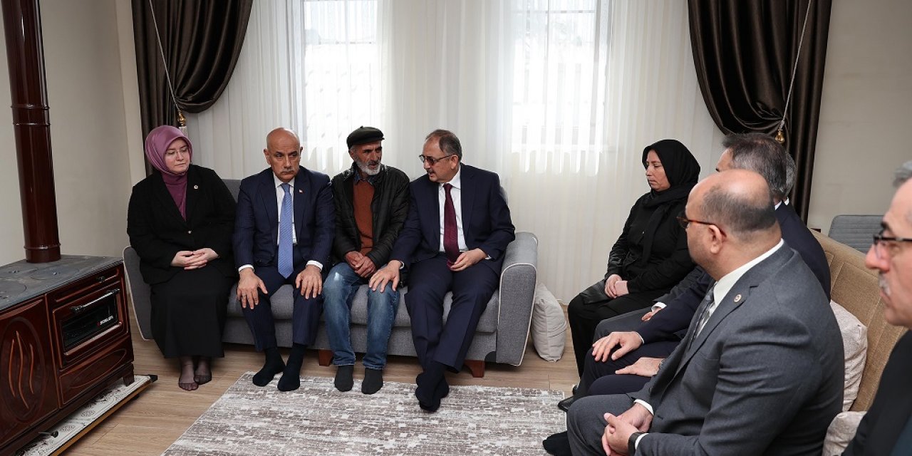 Bakan Özhaseki Şehit Ailesini Yeni Konutlarında Ziyaret Etti
