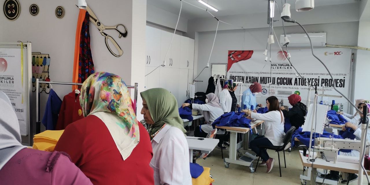 Depremzede Kadınlar 3 Bin Çocuğu Giydirdi