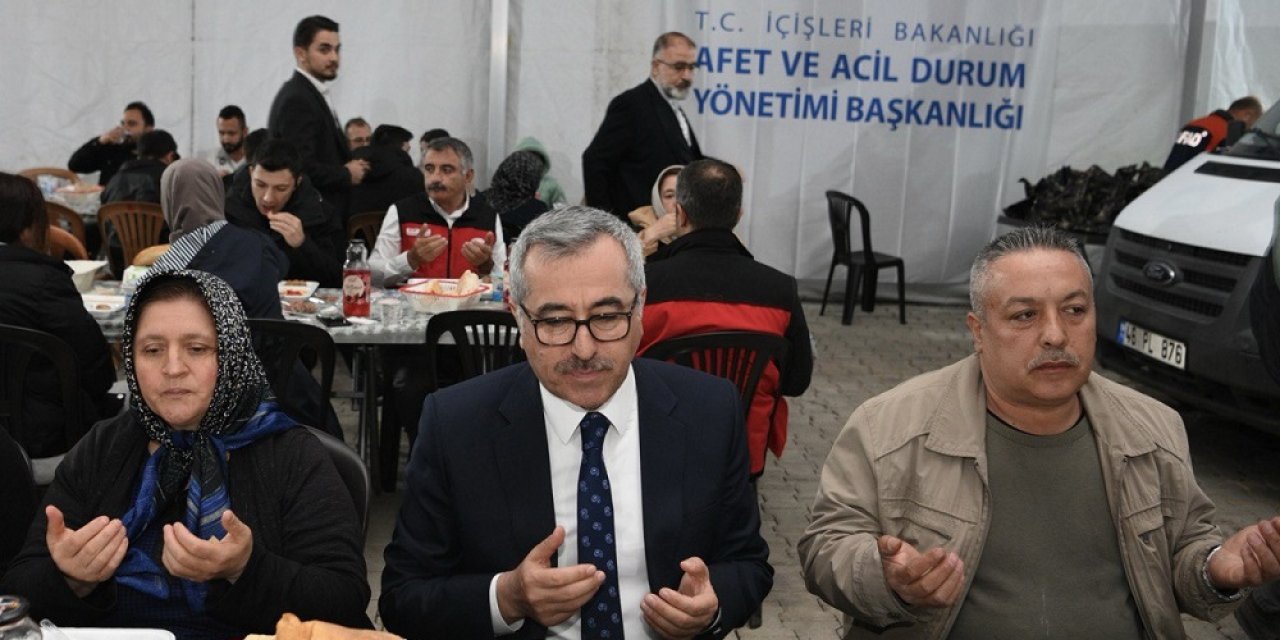 Başkan Güngör, Galatasaray Konteyner Kent’te Vatandaşlarla İftar Yaptı