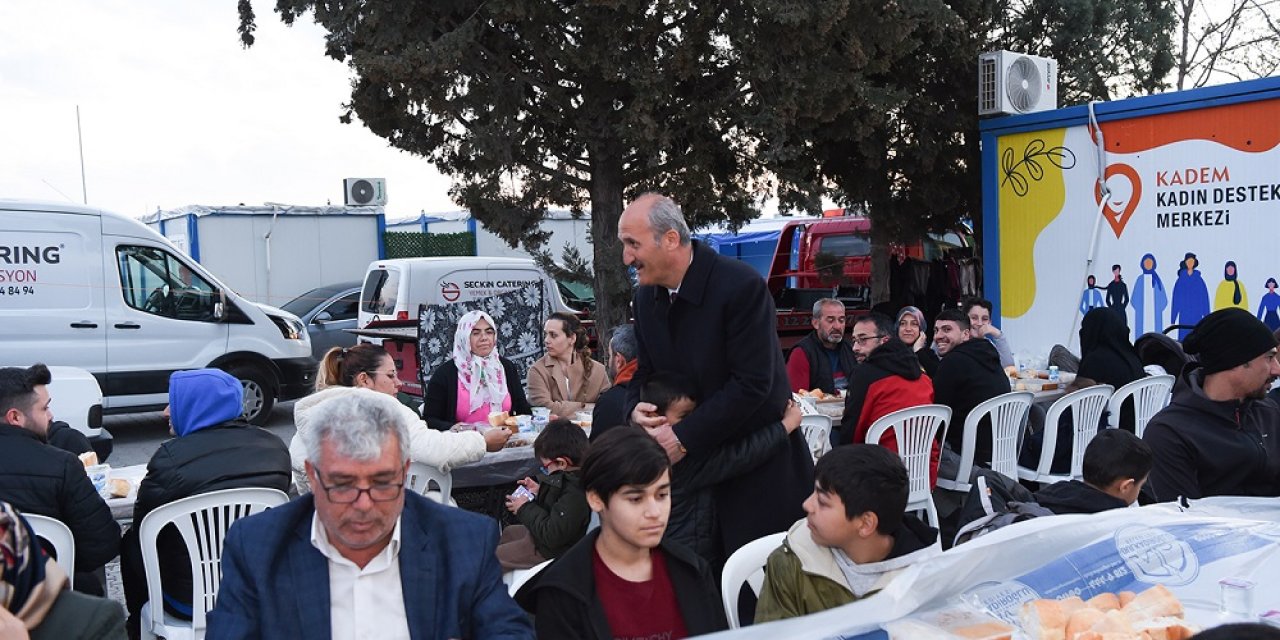 Başkan Okay, Konteyner Kent Sakinleriyle İftarda Bir Araya Geldi