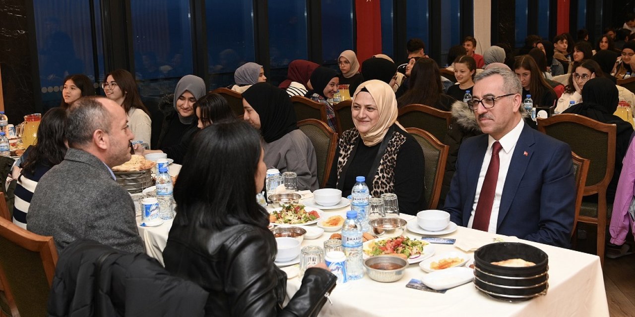 Başkan Güngör, TOBB Fen Lisesi Öğrencileriyle Oruç Açtı